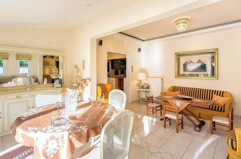 Elegant open-plan lounge and dining