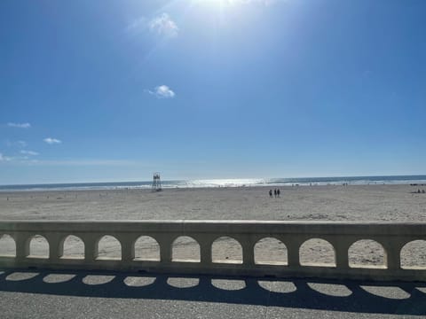 Beach nearby, sun loungers, beach towels