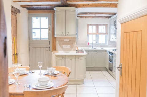 2 Dixon Ground dining area and kitchen