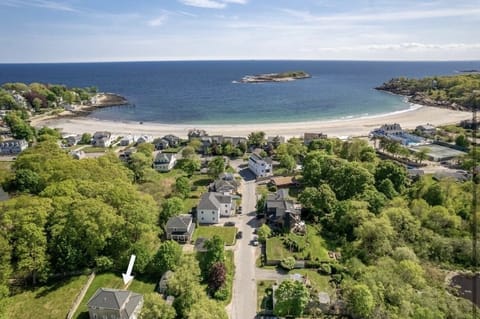 Drone foto of Bungalow-by-the-beach and quaint New England neighborhood 