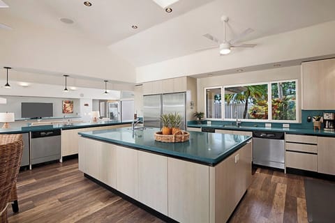 Hale Mana'olana Kitchen - Stainless Steel Appliances