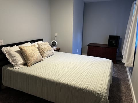 Basement bedroom - Queen Bed