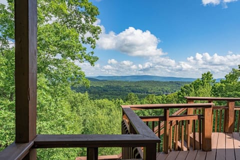 Take in breathtaking mountain views from the spacious deck—perfect for morning coffee or sunset relaxation.