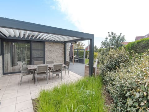 Sky, Plant, Building, Daytime, Property, Window, Tree, Architecture, Urban Design, Leisure