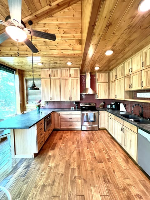 Private kitchen | Fridge, microwave, oven, stovetop