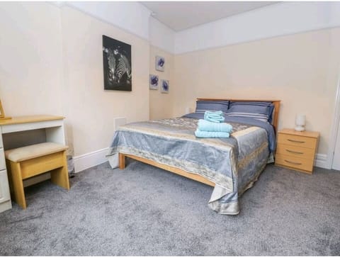 3 bedrooms, travel crib, free WiFi, bed sheets