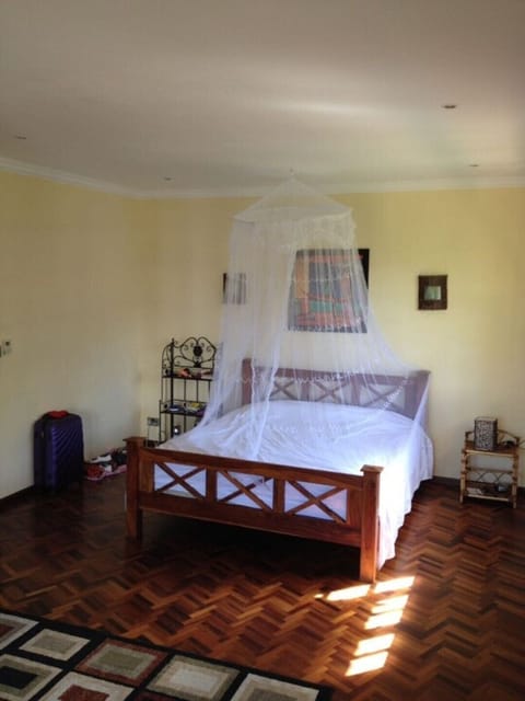 4 bedrooms, desk, iron/ironing board, travel crib