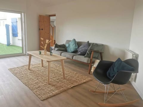 Fireplace, books, stereo, offices