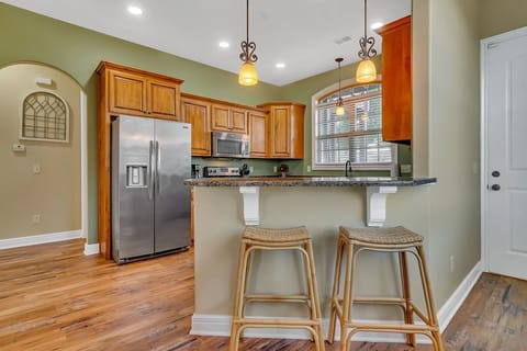 full size kitchen with seating for 2