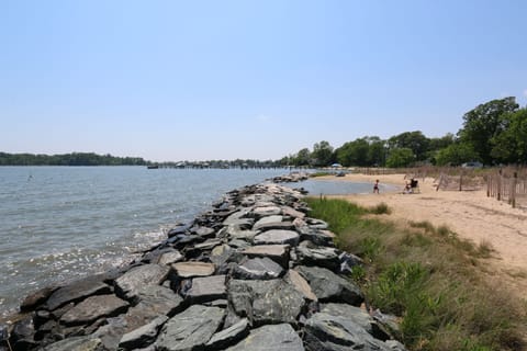 Beach nearby, sun loungers, beach towels