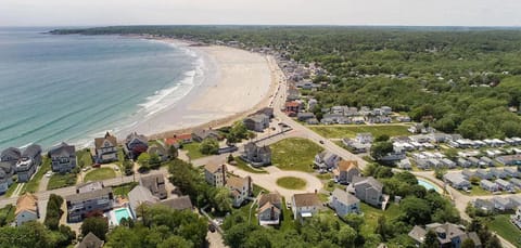 Beach nearby, sun loungers, beach towels