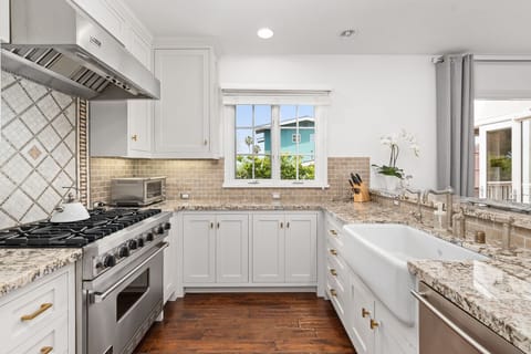 Open full kitchen has everything you need to prepare your favorite meal 