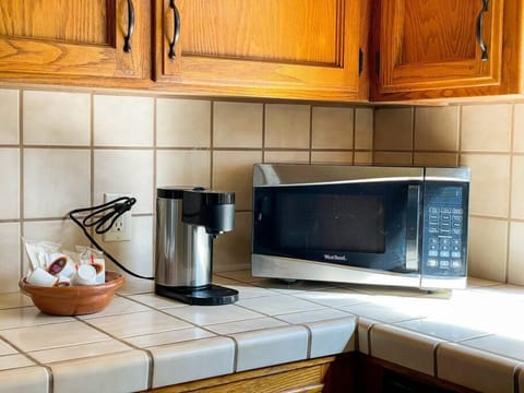 Fridge, oven, stovetop, coffee/tea maker