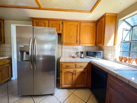 Fridge, oven, stovetop, coffee/tea maker