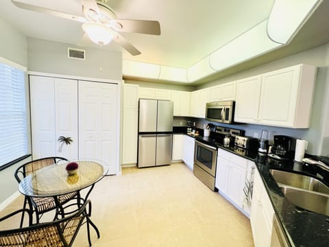 Private kitchen | Fridge, microwave, oven, stovetop