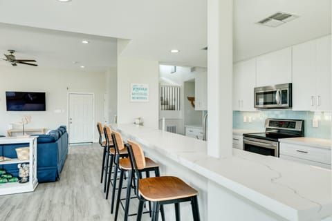 Seating for 4 more at the adjacent breakfast bar