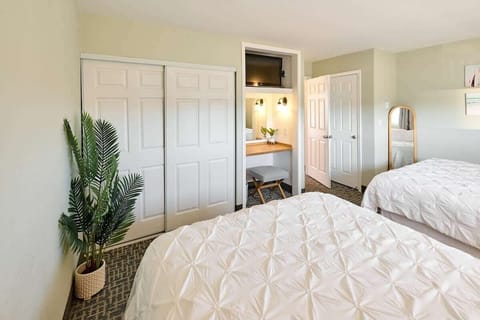 Other side of the bedroom