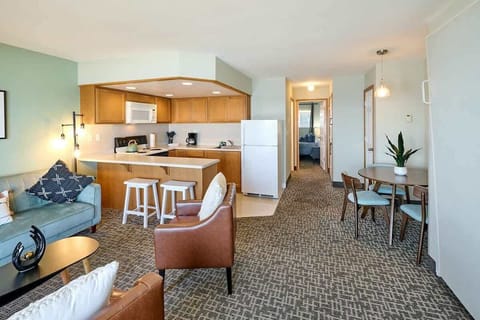 The kitchen is just steps away