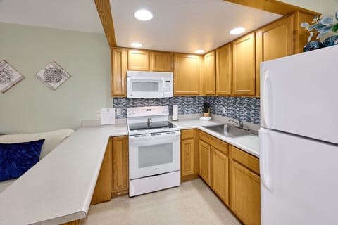 Full-size fridge, microwave, oven, stovetop