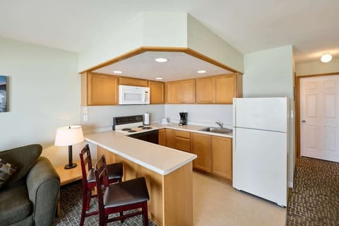 The kitchen is just steps away