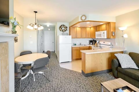 The kitchen is just steps away