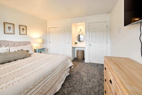 Other side of the bedroom