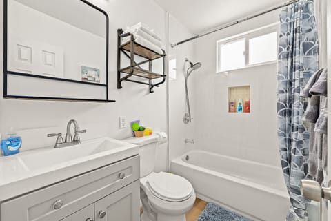 Combined shower/tub, bidet, towels, shampoo