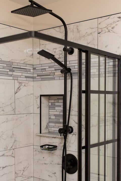 Combined shower/tub, hair dryer, towels