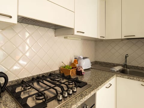 Sky, Mountain, Daytime, Building, Plant, Natural Landscape, House, Vegetation, Highland, Tree