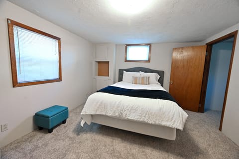 6 bedrooms, desk, iron/ironing board, travel crib