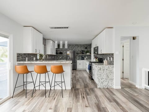 Our guests love the fully-stocked chef’s kitchen! They can prepare meals for their families or even have a professional chef come and host a meal in the amazing space. #ChefsKitchen