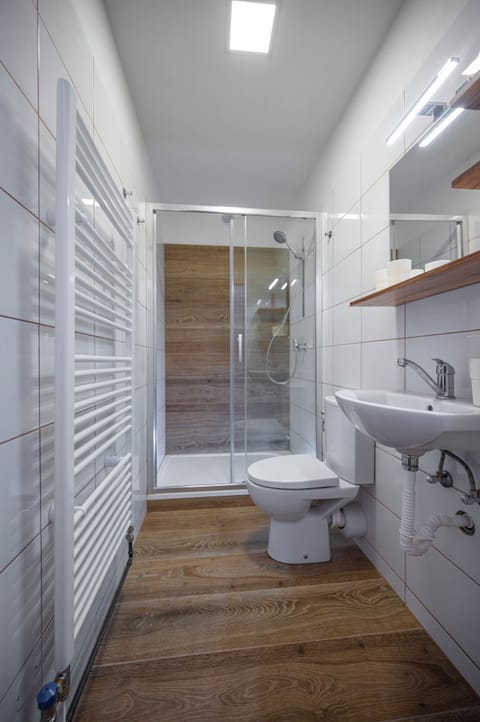 Combined shower/tub