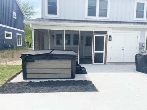 NEW 7-person Hot Tub & Grill in backyard to enjoy and relax outdoors