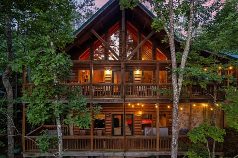 Charming Cabin Retreat: Nestled among vibrant autumn foliage, your adventure awaits in Pigeon Forge!
