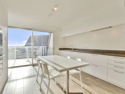 Water, Plant, Building, Daytime, Property, Sky, Swimming Pool, Azure, Tree, Body Of Water