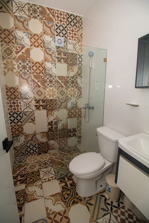 Combined shower/tub, hair dryer, towels, soap