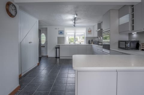 Tucking Mill - 3 Bedroom Holiday Home - Stepaside (10675)