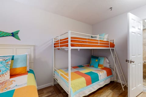 3 bedrooms, desk, free internet, bed sheets