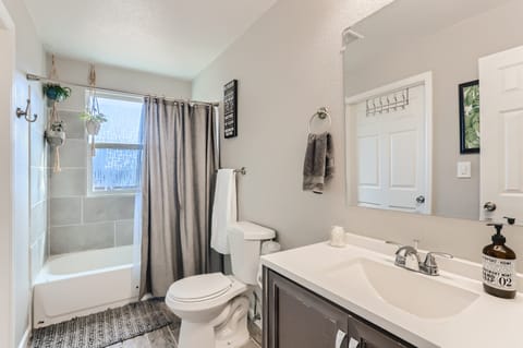 Combined shower/tub, hair dryer, towels