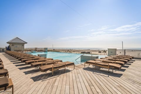 Outdoor pool, an infinity pool