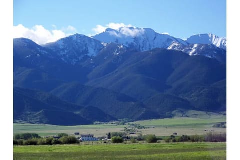 Off-grid tiny home in apple orchard with million-dollar mountain views! Cottage in Butte