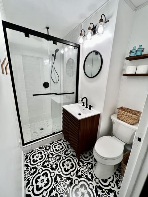 Combined shower/tub, towels, toilet paper