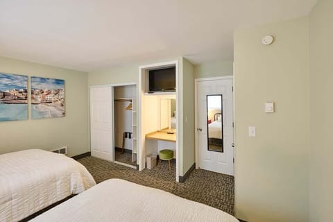 Other side of the bedroom