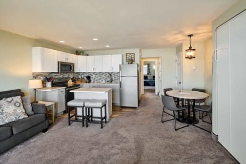 The kitchen is just steps away