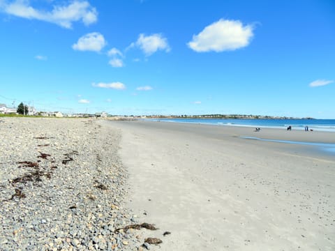 Beach nearby, sun loungers, beach towels