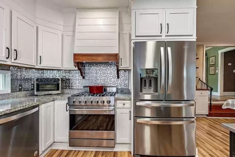 Full-size fridge, microwave, oven, stovetop