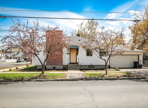Located on a nice corner lot just 3 blocks from downtown!  Ample parking in the driveway and on the street.
