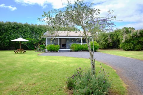 Cottage with covered verenda, parking right outside. Park a boat to the right.