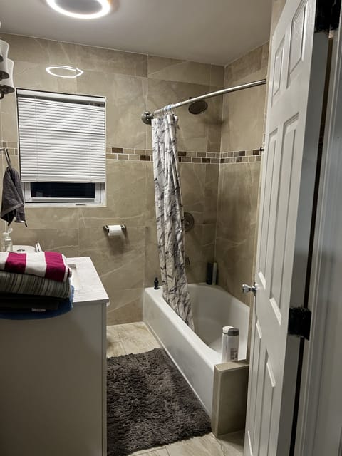 Combined shower/tub, towels, shampoo, toilet paper