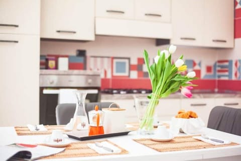 Fridge, oven, stovetop, coffee/tea maker